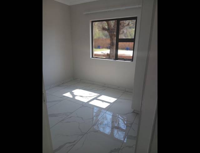3 BEDROOM FREEHOLD FOR SALE IN DERSLEY